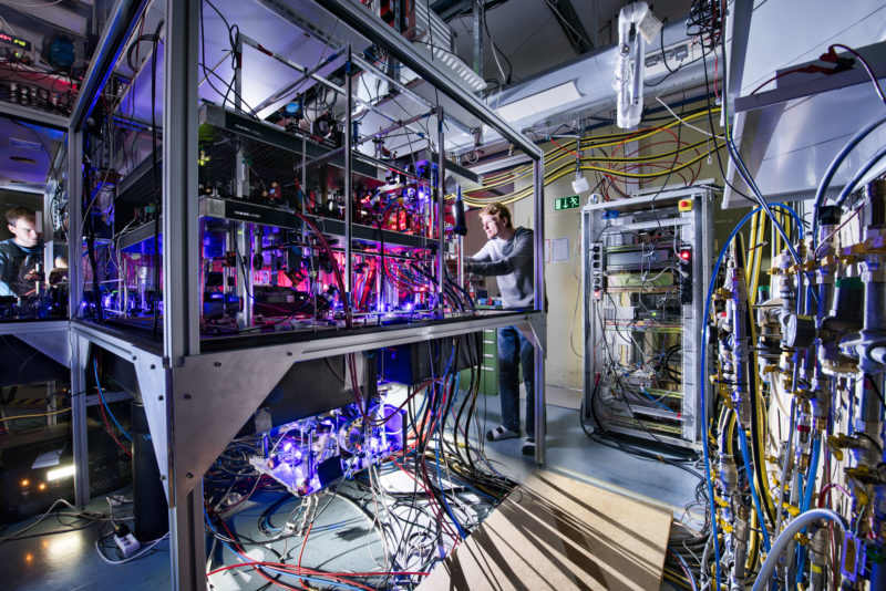Wissenschaftsfotografie: Optoelektronische Messungen an einem Lasertisch im 5. Physikalischen Institut der Universität Stuttgart. Die unterschiedlichen Farben stammen von den verwendeten Lasern.