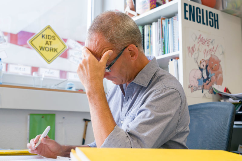 Reportagefotografie: Ein Lehrer bei der Arbeit: Vorbereitung auf den Englischunterricht.