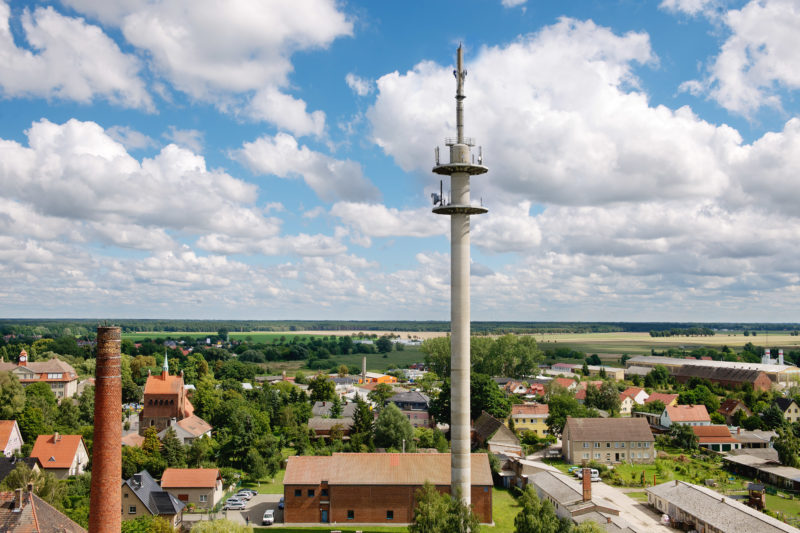 Industriefotografie: Eine LTE-Antenne der Deutschen Telekom AG  in Kyritz mit Technikern bei der Montage.