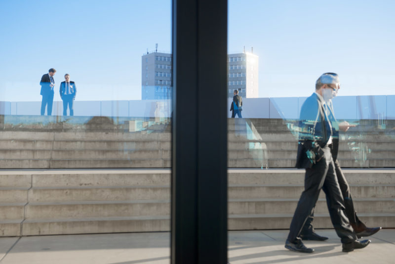 Architekturfotografie: Messefotografie: Manager in einer Pause während eines Events draußen in der Sonne.