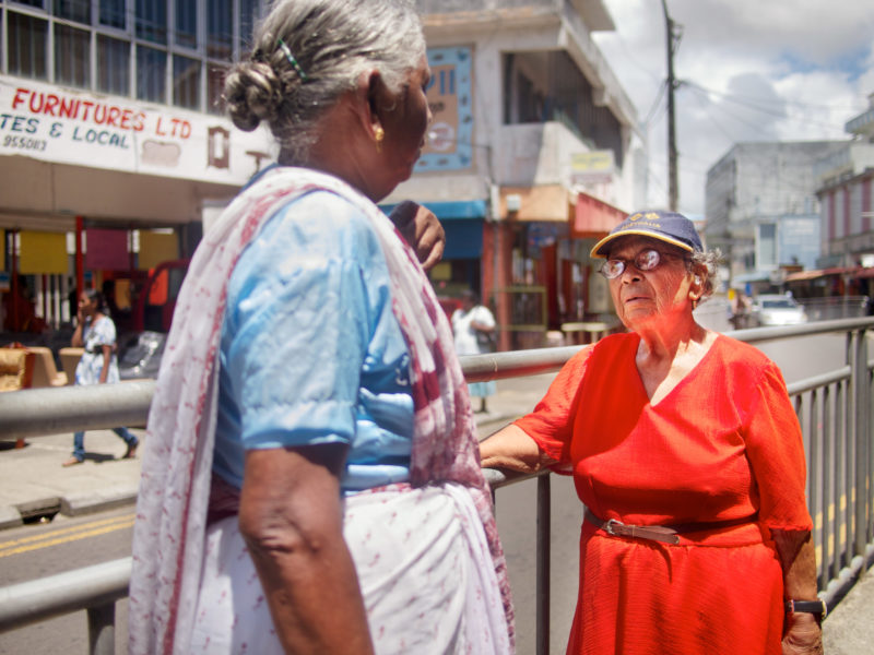 Reisefotografie: Mauritius: Ältere gut gekleidete Frauen auf einer Hauptstraße.