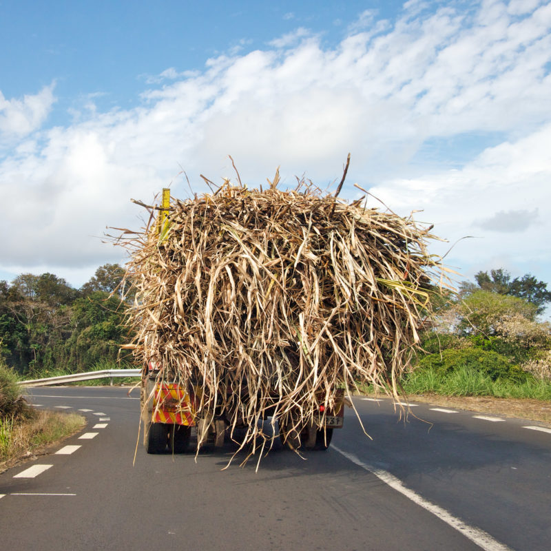 Luftaufnahmen und Drohnenfotografie: Reisefotografie: Mauritius: Ein überladener LKW transportiert geerntetes Zuckerrohr in die Fabrik.