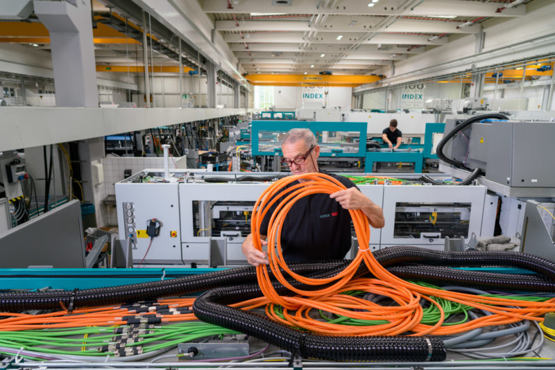 Industriefotografie: Elektromontage bei einem mittelständischen Hersteller für Werkzeugmaschinen.