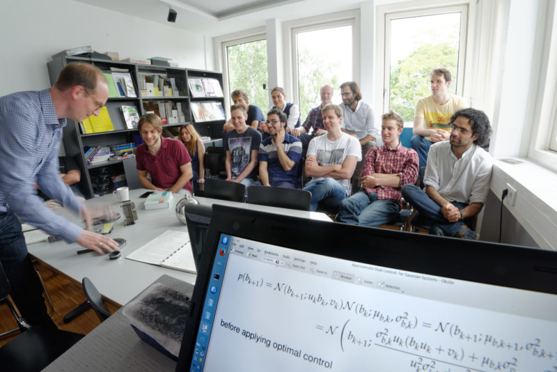 Wissenschaftsfotografie: In dieser Arbeitssitzung am Institut für Empirische Inferenz am Max-Planck-Institut für intelligente Systeme in Tübingen werden Vorträge mit einer Sanduhr begrenzt.