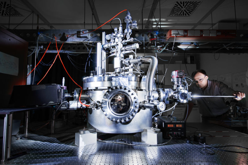 Wissenschaftsfotografie: Experiment in einer Vakuumkammer an der Universität Stuttgart.