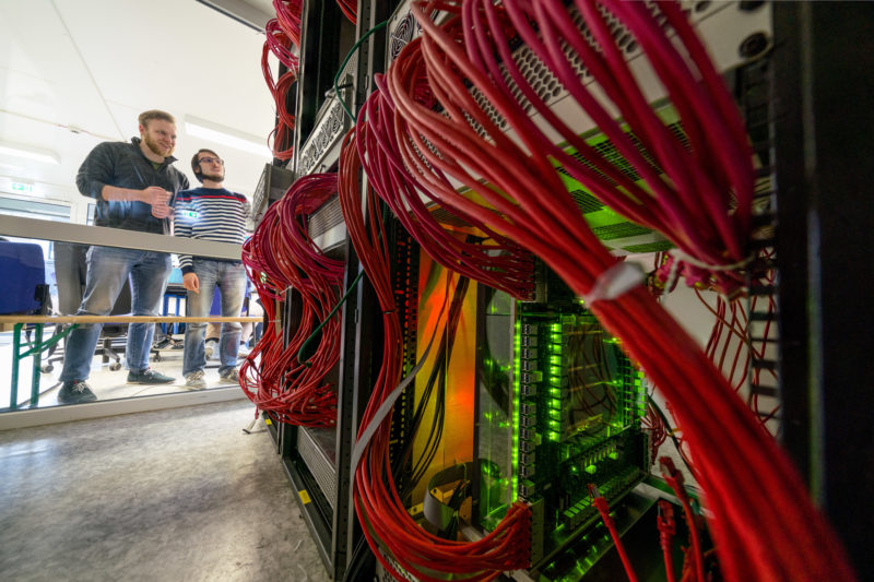 Industriefotografie: Neuromorpher BrainScaleS-Computer am Kirchhoff-Institut für Physik der Universität Heidelberg. Die Computeranlage arbeitet nach dem Prinzip des Gehirns.