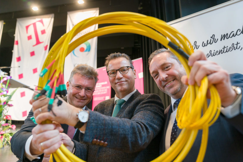 Editorial photography as event photography and fair photography: Minister Peter Hauk MdL of the Ministry for Rural Areas and Consumer Protection (MLR) in Baden-Württemberg looks through a ring of fibre optic cable at an event on the occasion of the broadband Internet expansion in a rural district.