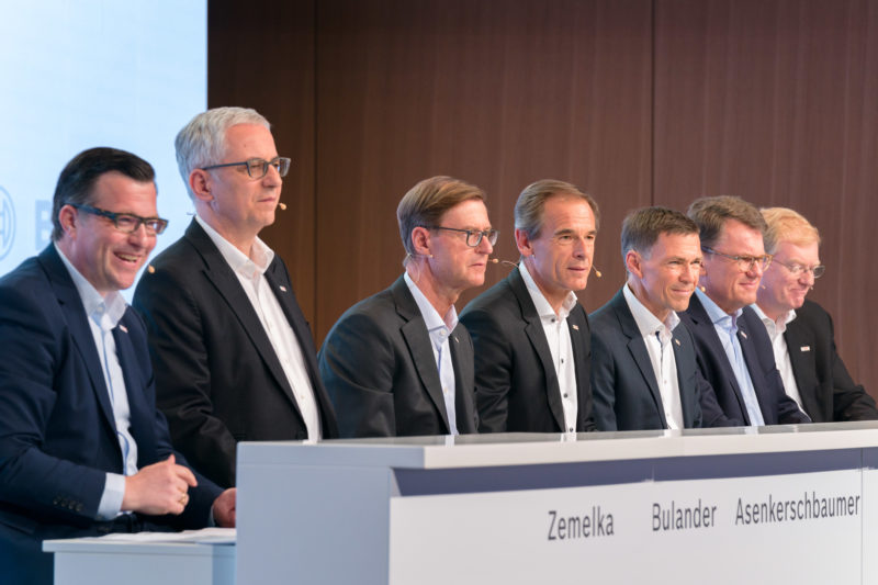 PR photography:  Press photos at the press conference of Robert Bosch GmbH: The podium with the managing directors photographed from the side.