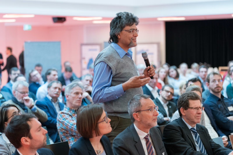 Press photos for an initiative of the Baden-Württemberg state government on the occasion of the kick-off event of the competence network CLIMATE MOBILE with Transport Minister Winfried Hermann: Spectators ask questions.