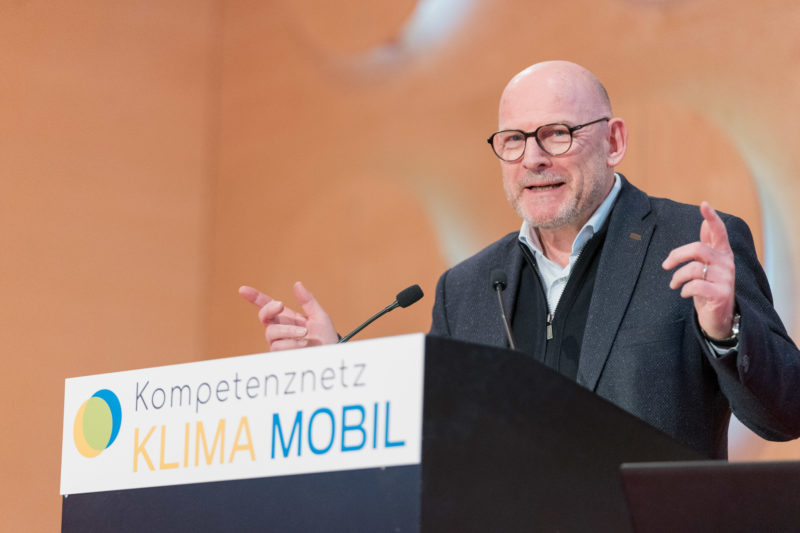 Pressebilder für eine Initiative der Baden-Württembergischen Landesregierung anlässlich der Auftaktveranstaltung des Kompetenznetzes KLIMAMOBIL mit Verkehrsminister Winfried Hermann: Hier auf dem Podium bei der Eröffnungsrede.