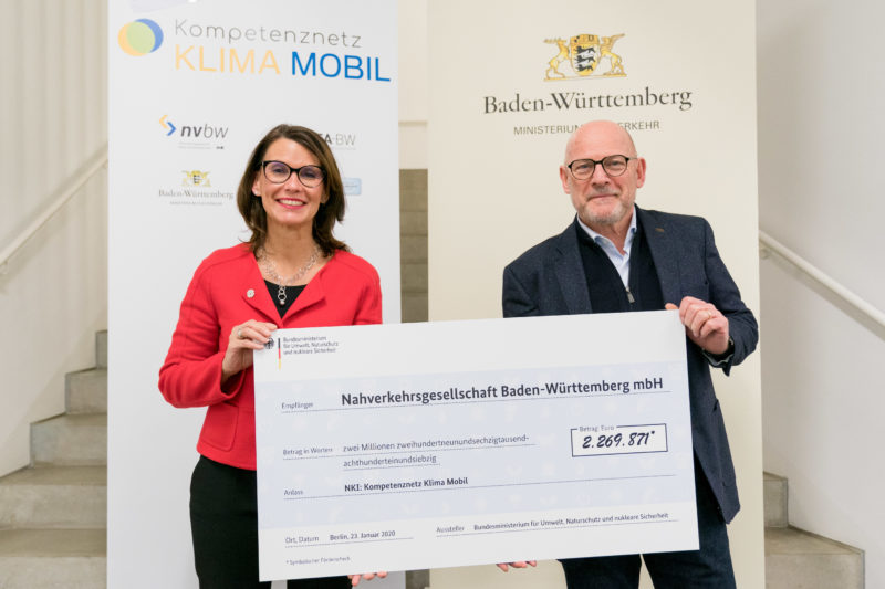 Press photos for an initiative of the Baden-Württemberg state government on the occasion of the kick-off event of the competence network CLIMATE MOBILE with Transport Minister Winfried Hermann: In order to be able to share it quickly, a photo of the cheque handover was taken before the start.