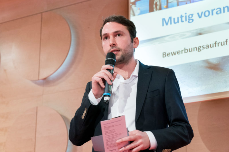 Press photos for an initiative of the Baden-Württemberg state government on the occasion of the kick-off event of the competence network CLIMATE MOBILE with Transport Minister Winfried Hermann: Writing in pictures always contributes to a better understanding of the context.