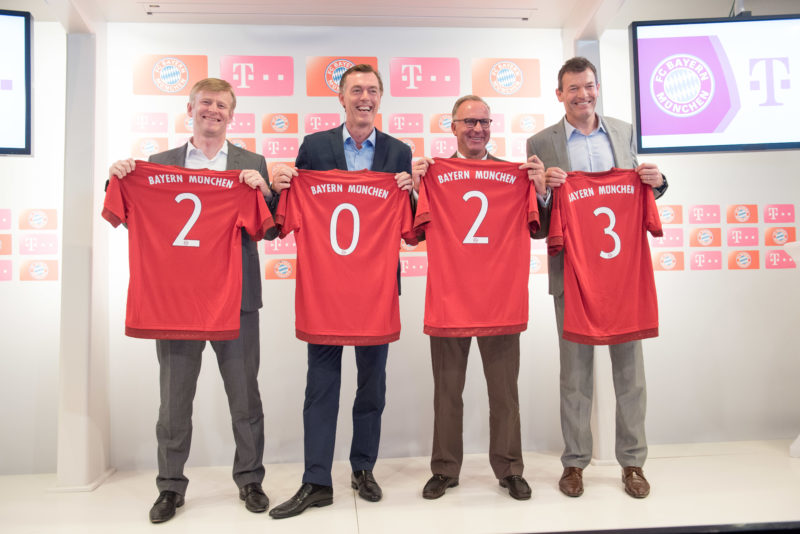 Reportagefotografie als Eventfotografie und Messefotografie: Pressekonferenz des FC Bayern München und der Deutschen Telekom AG im Jahr 2015, wo unter anderem auch Trikots mit der Aufschrift 2023 hochgehalten wurden.