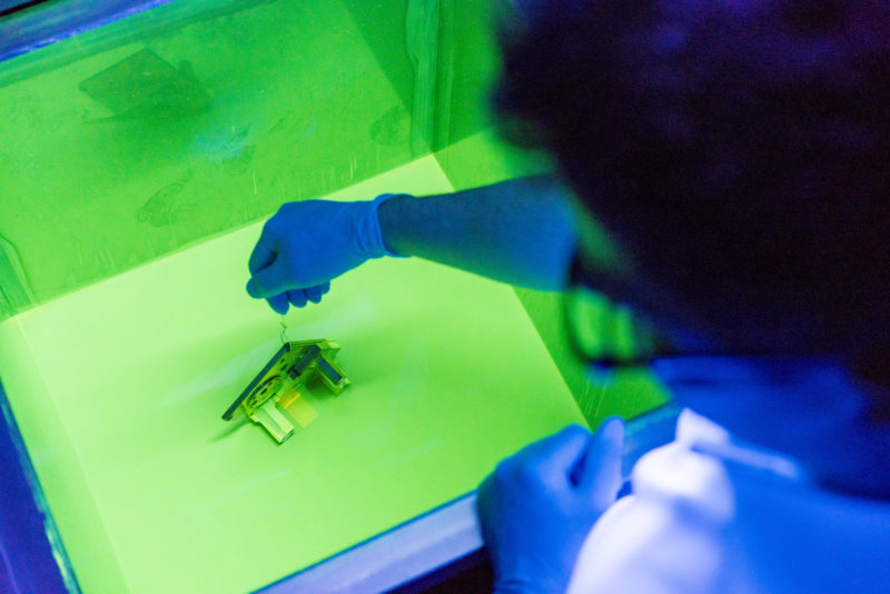 Industrial photography: For the quality inspection of metallic components for the aircraft industry, they are immersed in a special bath in order to detect possible cracks under UV light.