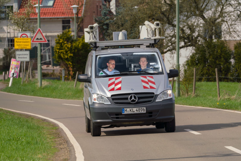 Wissenschaftsfotografie: Das mit Lasern und Kameras bestückte Messfahrzeug REDAR (Road and Environmental Data Acquisition Rover) vom  Fraunhofer-Institut für Techno- und Wirtschaftsmathematik ITWM in Kaiserslautern erstellt ein millimetergenaues 3D-Bild der Straße und der Umgebung.