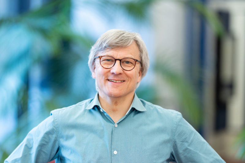 Reportage photography: Scientists create artificial ivory: Portrait of one of the participating scientists in front of a blurred, colour-matched background