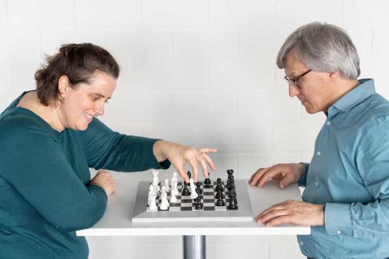 Reportage photography: Scientists create artificial ivory: White chessmen are a possible application.