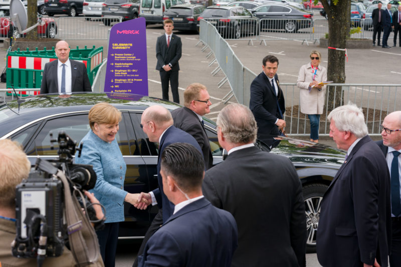 Reportagefotografie: Bundeskanzlerin Angela Merkel auf der Feier zum 350jährigen Jubiläum der Firma Merck in Darmstadt. Ankunft und Begrüßung vor dem Festakt.