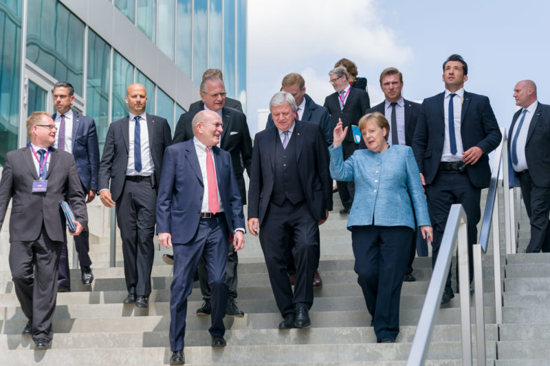 Reportagefotografie: Bundeskanzlerin Angela Merkel auf der Feier zum 350jährigen Jubiläum der Firma Merck in Darmstadt. Nach Ende der Veranstaltung geht sie zusammen mit den Gastgebern die Treppe zur Straße hinunter, wo ihr Fahrzeug wartet.