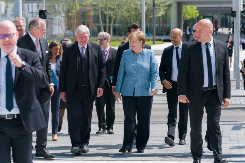 Reportagefotografie: Bundeskanzlerin Angela Merkel auf der Feier zum 350jährigen Jubiläum der Firma Merck in Darmstadt. Die Gruppe der VIP-Gäste geht zu Fuß zur Firmenzentrale.