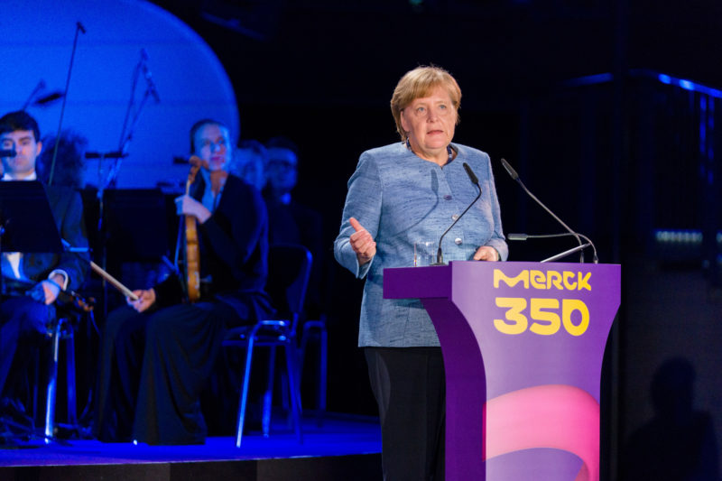 Reportagefotografie: Bundeskanzlerin Angela Merkel auf der Feier zum 350jährigen Jubiläum der Firma Merck in Darmstadt. Bei ihrer Festansprache ist es wichtig zur Pressenutzung sowohl Hoch- als auch Querformataufnahmen anzubieten.