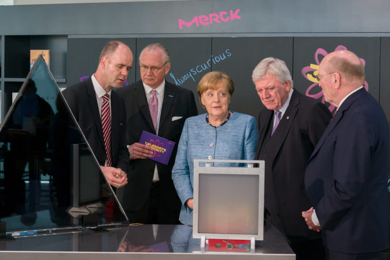 Reportagefotografie: Bundeskanzlerin Angela Merkel auf der Feier zum 350jährigen Jubiläum der Firma Merck in Darmstadt bei einer Technikdemonstration.