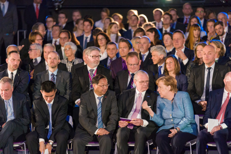 Reportagefotografie: Bundeskanzlerin Angela Merkel auf der Feier zum 350jährigen Jubiläum der Firma Merck in Darmstadt. Sie unterhält sich vor Beginn des Festaktes angeregt mit einem der Gastgeber.