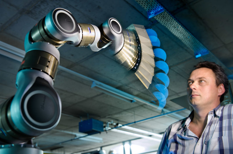 Technikfotografie: Test eines kleinen sehr gefühlvollen Roboterarms, der für die Zusammenarbeit mit Menschen am selben Arbeitsplatz konzipiert ist.