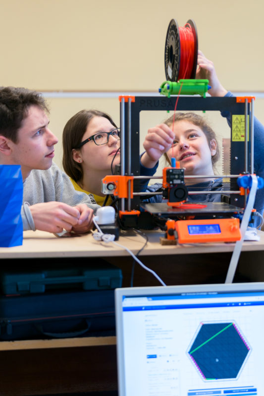 Editorial photography, subject learning and education: In a technical working group, students explore the function and possibilities of a 3D printer.