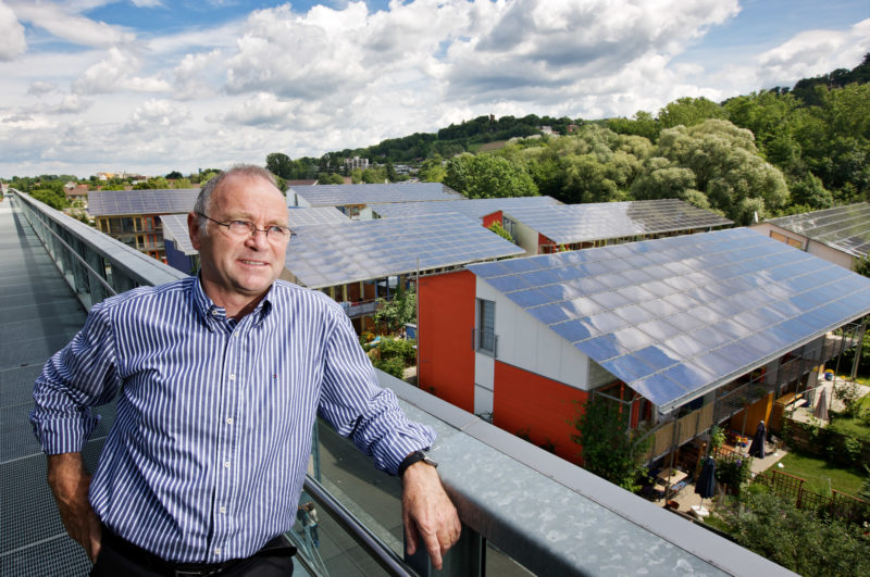 Technikfotografie: Solararchitekt Rolf Disch über den Dächern seiner Solarsiedlung in Freiburg.