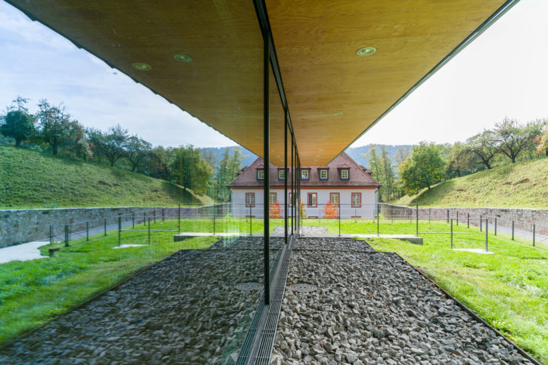 Architekturfotografie: An einem privaten College spiegelt sich eines der historischen Gebäude in der neuen Glasfassade der Aula.