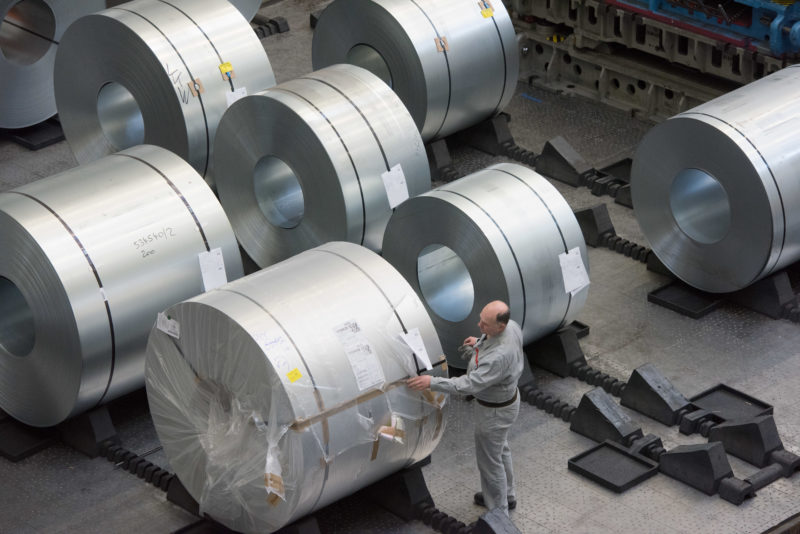 Industriefotografie: Bei einem Fahrzeughersteller frisch angelieferte Rollen aus hochwertigem Stahlblech.