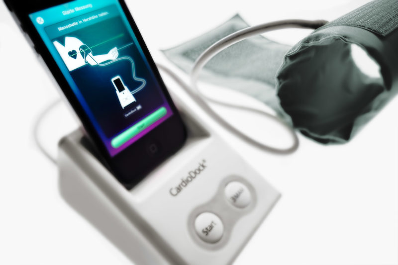 Studio and product photography: The Cardiodock measures blood pressure and pulse. The data is transferred to the iPhone.