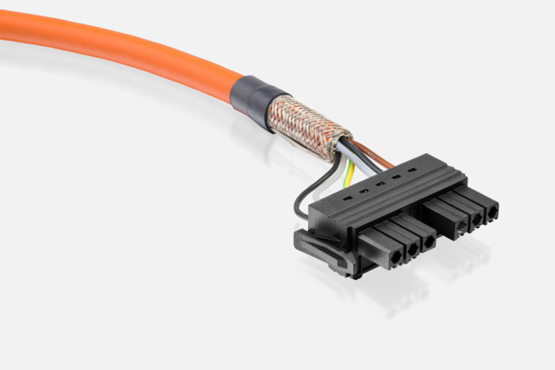 Studiofotografie: Makroaufnahme eines geschirmten Industriekabels mit schwarzem Kunststoffstecker.