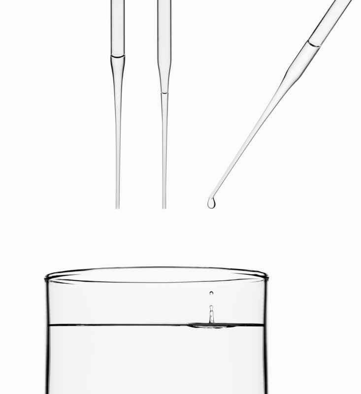 Studiofotografie: Wasser tropft aus Pipette.