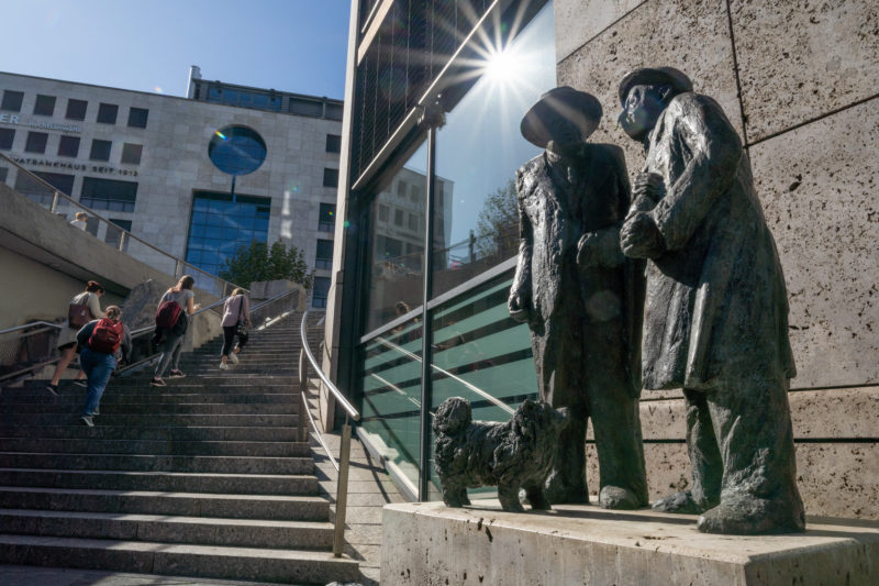 Stadtportrait Stuttgart: Die Skulpturen von den schwäbischen Originalen Häberle und Pfleiderer dem Entertainerduo Willy Reichert und Oscar Heiler aus dem Stuttgarter Varieté Friedrichsbautheater stehen vor der Rotunde an der L-Bank.