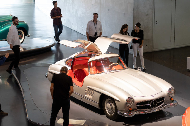 Stadtportrait Stuttgart: Eines der am besten bewunderten Objekte im Mercedes-Benz Museum ist der Flügeltür-Mercedes Typ 300 SL.