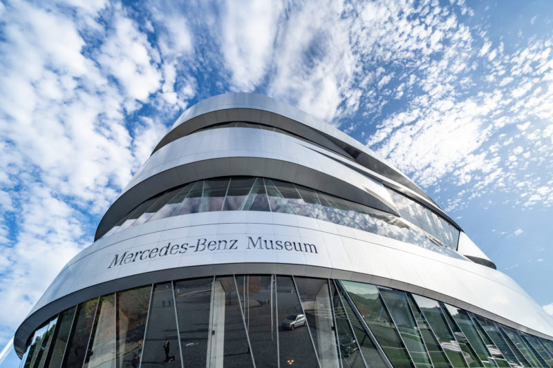 Stadtportrait Stuttgart: Das Mercedes-Benz Museum mit seiner modernen Architektur vor blauem Wolkenhimmel.