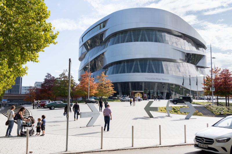 Stadtportrait Stuttgart: Das Mercedes-Benz Museum glänzt in der Sonne.