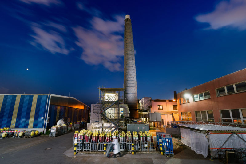 Technikfotografie: In diesem Gebäude der Grillo AG in Essen gewinnt ein neuartiger Versuchsreaktor aus Methan, einem Hauptbestandteil von Erdgas, den flüssigen chemischen Rohstoff Methansulfonsäure (MSA).