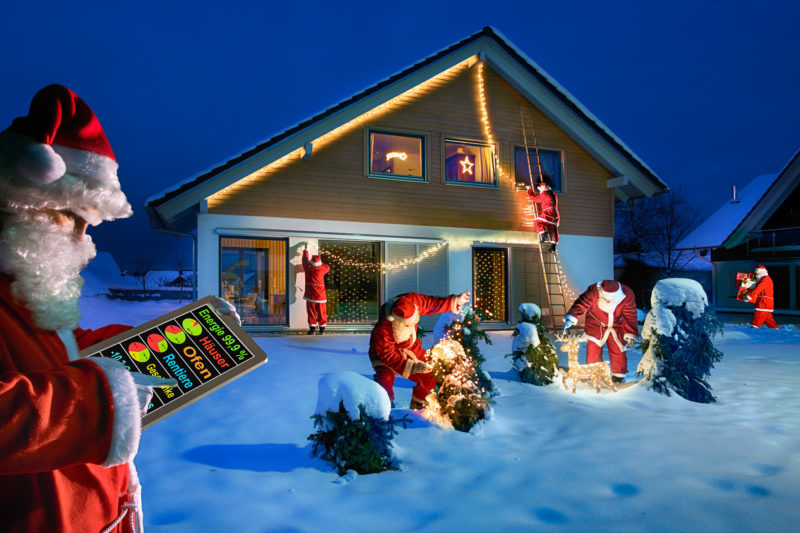 Fotomontage mit Photoshop: Symbolbild Cloud-Computing zu Weihnachten: Weihnachtsmänner schmücken ein Haus. Sie erhalten aktuelle Daten aus der Cloud.