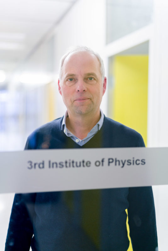 Science photography at a physics institute of the University of Stuttgart: Portrait of the head of the institute and physicist Jörg Wrachtrup.