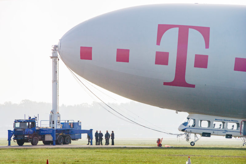 Technikfotografie: Halbstarres Luftschiff der Zeppelin Luftschifftechnik in Friedrichshafen am Bodensee, das im Rahmen der T-City Initiative auf dem Rumpf das Telekom Logo trägt.