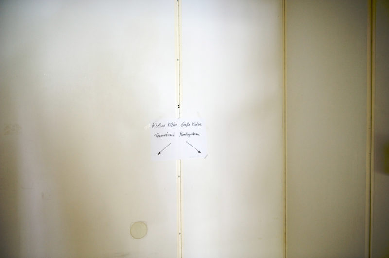 Really everywhere the human power of order is asserting itself. As a photographer for companies, you see many traces of the most diverse organizational talent. I like handwritten instructions and learn so much about the fragile sculpture of collaboration.