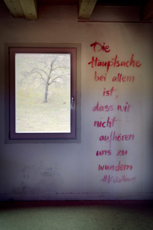 „Die Hauptsache bei allem ist, dass wir nicht aufhören uns zu wundern.“ Diesem Satz des Pädagogen und Künstlers Hugo Kükelhaus kann ich mich als neugieriger Fotograf anschließen. Ungeniert wundere ich mich allerdings dann auch, warum er für das Hitler Regime Ausstellungen organisierte.