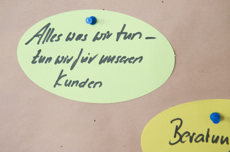 Für Freiberufliche wie mich gilt dieser Leitspruch am Rande eines Seminars für Angestellte jederzeit. Nehme ich einen Auftrag an, so hat er selbstverständlich meine volle Aufmerksamkeit und Arbeitskraft. Aber gut, dass auch ich daran erinnert werde.