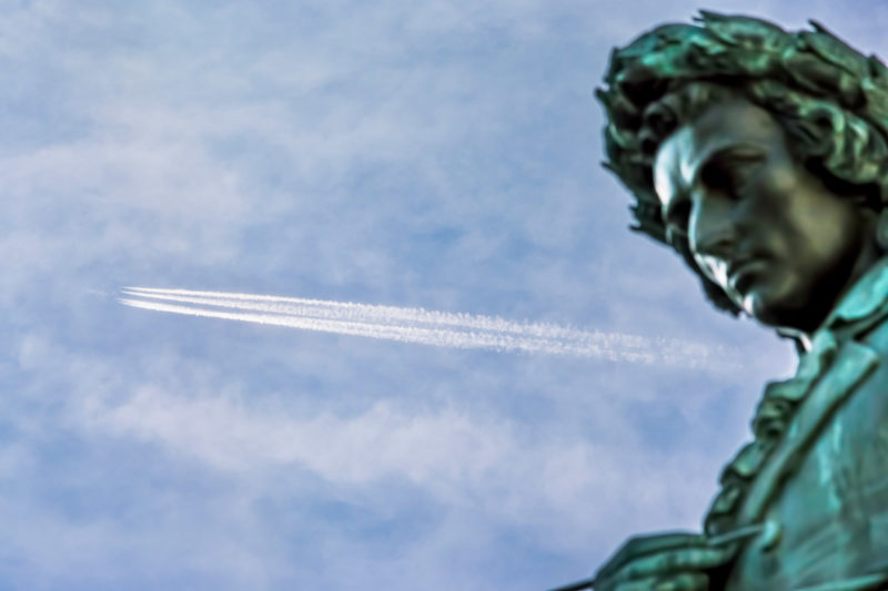 Friedrich Schiller is standing in the square named after him in Stuttgart. During his desertion from here to Mannheim in the Electoral Palatinate he was sitting in a carriage. An airplane was completely unknown to the famous military doctor and budding poet.