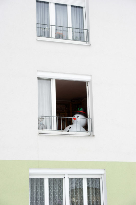 Auch dieser Schneemann wird nicht überdauern. Seine Luft geht ihm langsam aus, genauso wie uns der Schnee ausgehen wird, weil keiner mal durchs Fenster sehen mag.