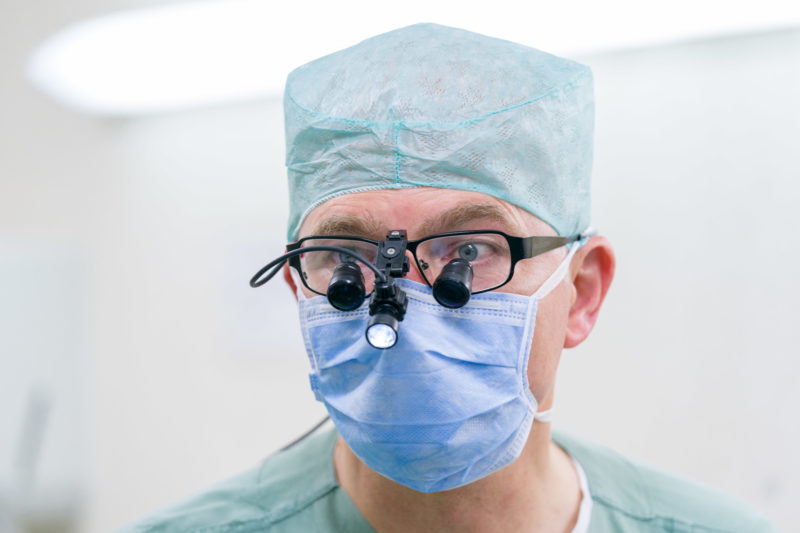 Medizinfotografie: Chirurg nach einer Herzoperation In der kinderkardiologischen Abteilung der Universitätsklinik Homburg (Saar).