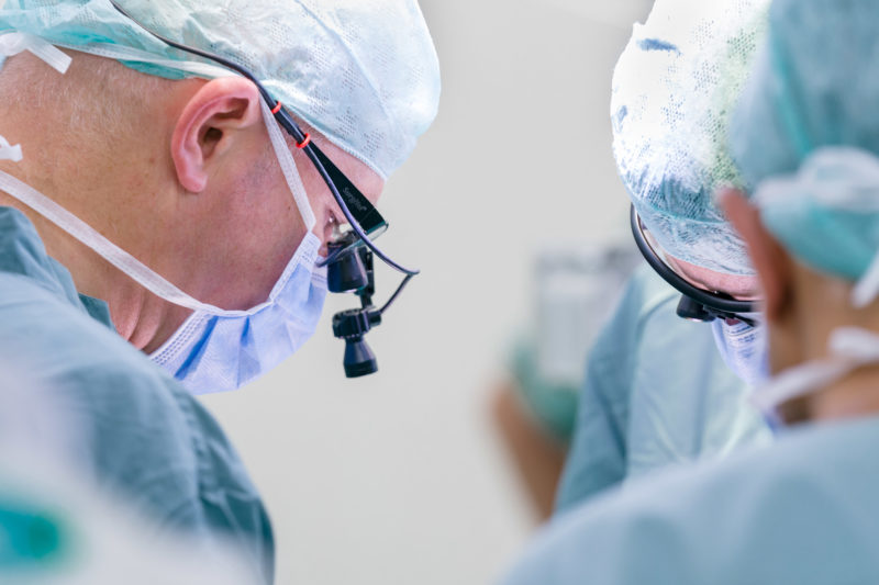 Healthcare photography: Surgeons during heart surgery in the pediatric cardiology department of the University Hospital Homburg (Saar).